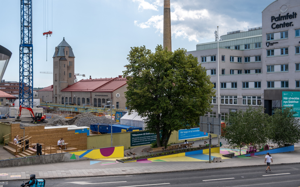Platsaktivering med trygghetsskapande insatser vid Norra entrétorget i norra Slakthusområdet.